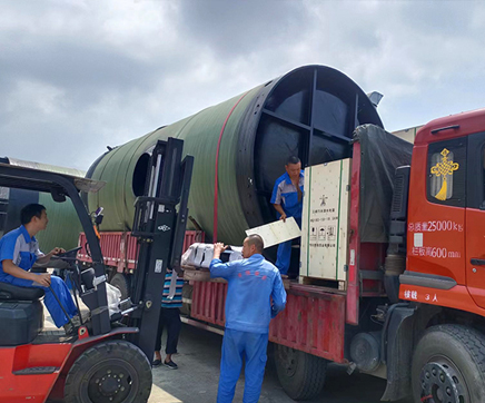 我司用戶定制玻璃鋼一體化預制泵站生產完成裝車發貨現場，應用鹽亭污水收集提升項目！
